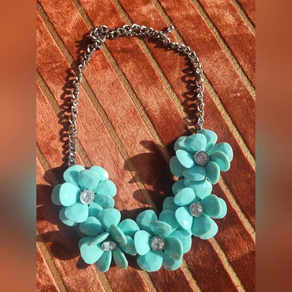 Vintage Floral Necklace - Picture 3 of 10